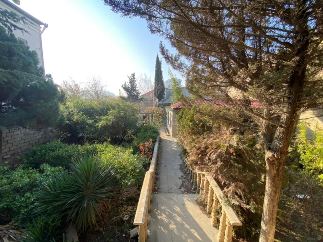 Satılır 7 otaqlı həyət evi 400 m²