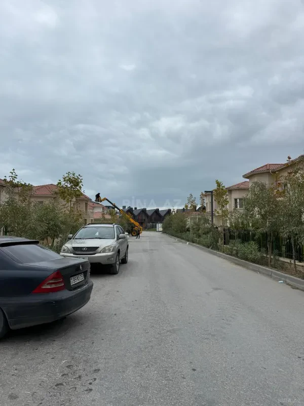 Satılır 8 otaqlı həyət evi 340 m²