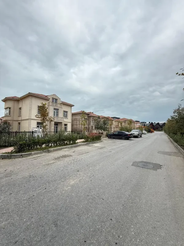 Satılır 8 otaqlı həyət evi 340 m²