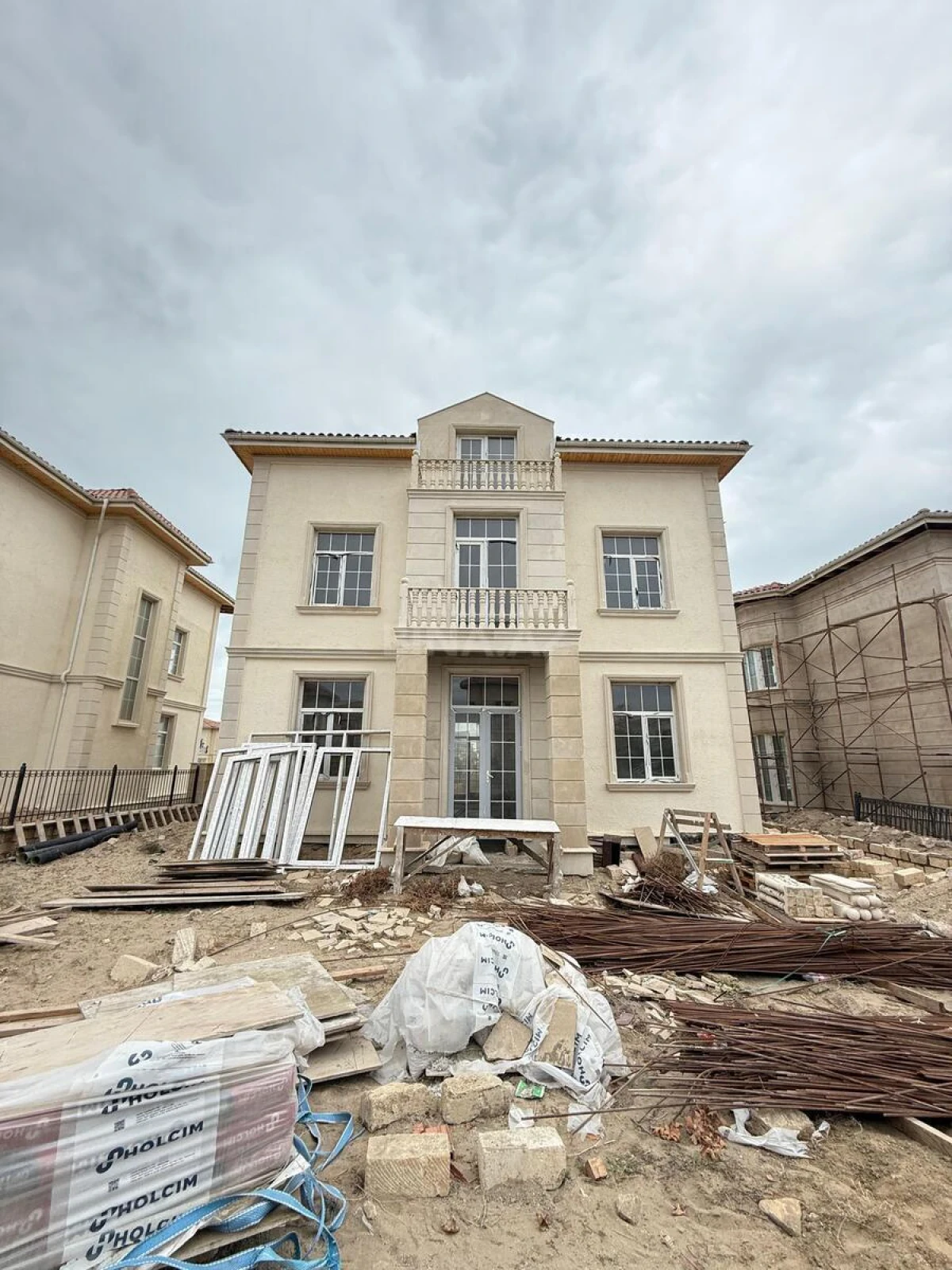 Satılır 8 otaqlı həyət evi 340 m²
