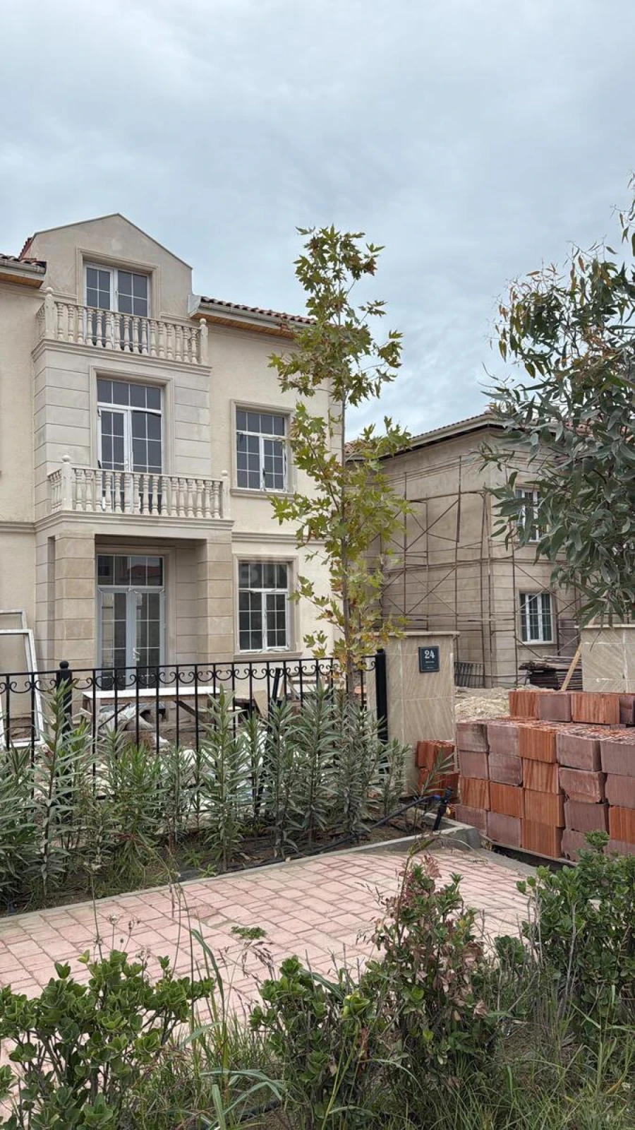 Satılır 8 otaqlı həyət evi 340 m²