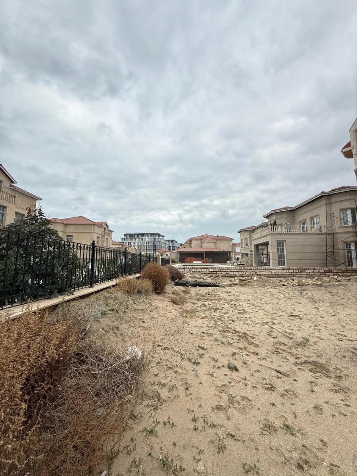 Satılır 8 otaqlı həyət evi 340 m²