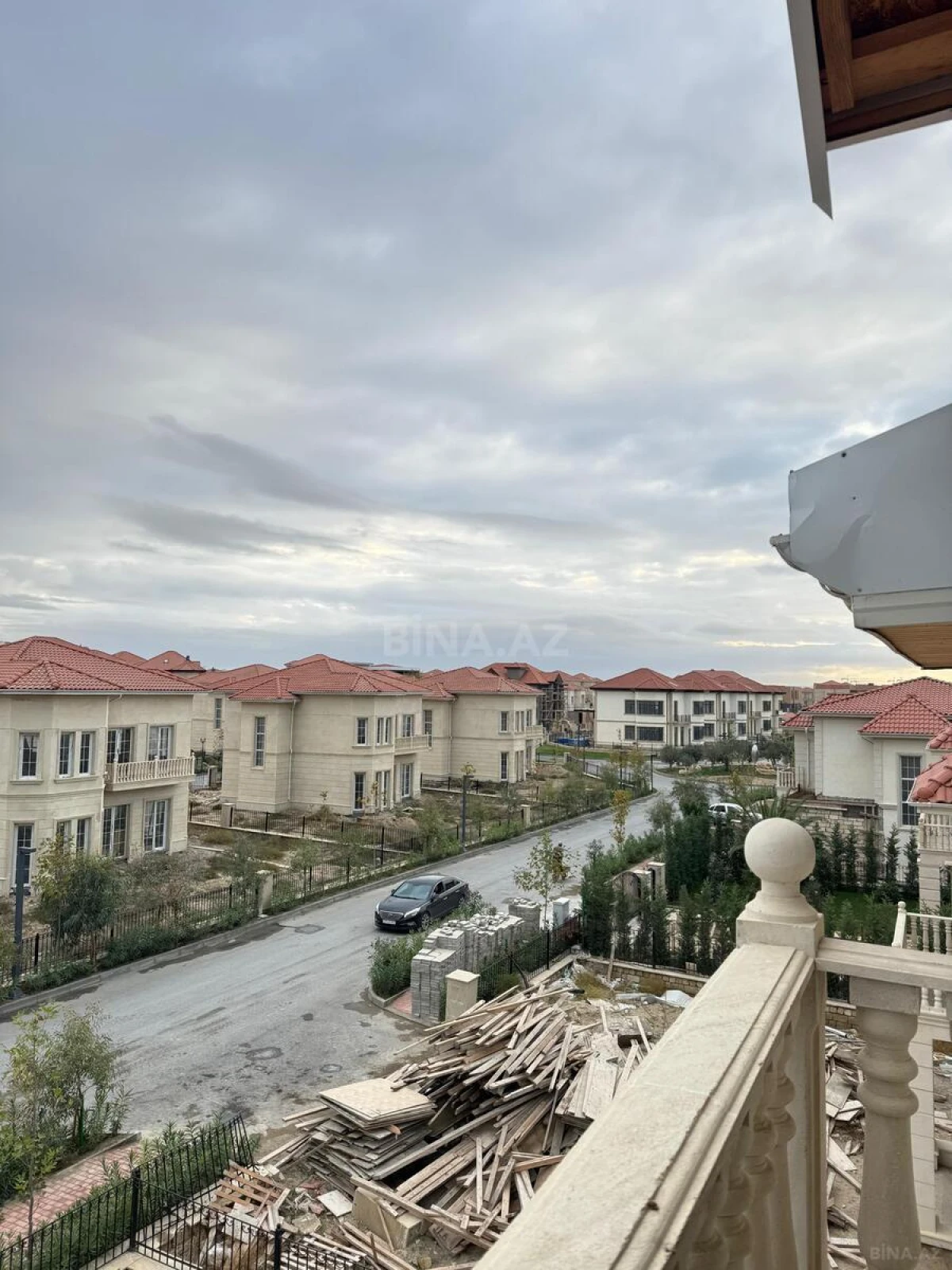 Satılır 8 otaqlı həyət evi 340 m²