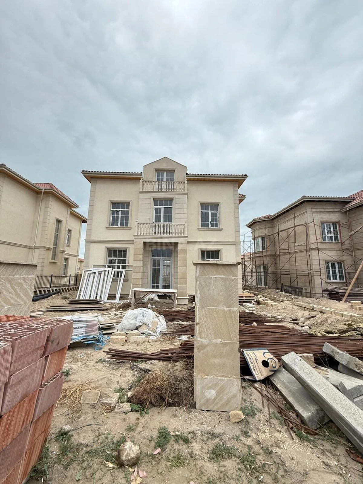 Satılır 8 otaqlı həyət evi 340 m²