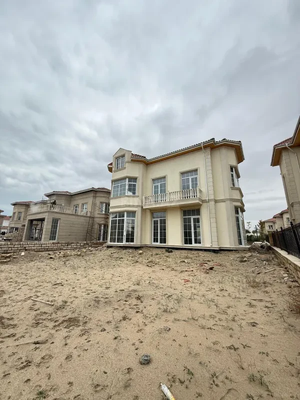 Satılır 8 otaqlı həyət evi 340 m²