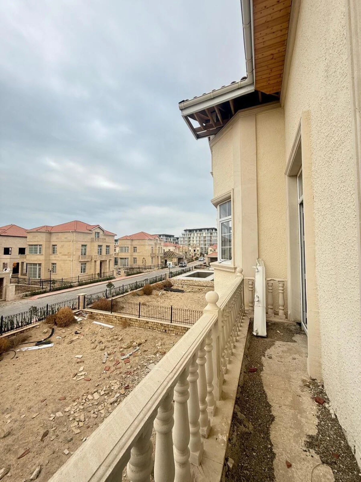 Satılır 8 otaqlı həyət evi 340 m²