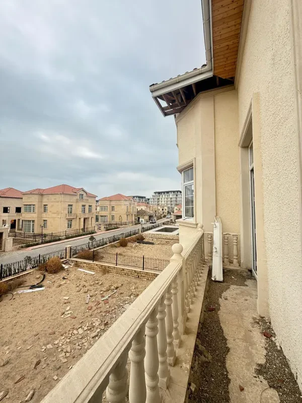 Satılır 8 otaqlı həyət evi 340 m²