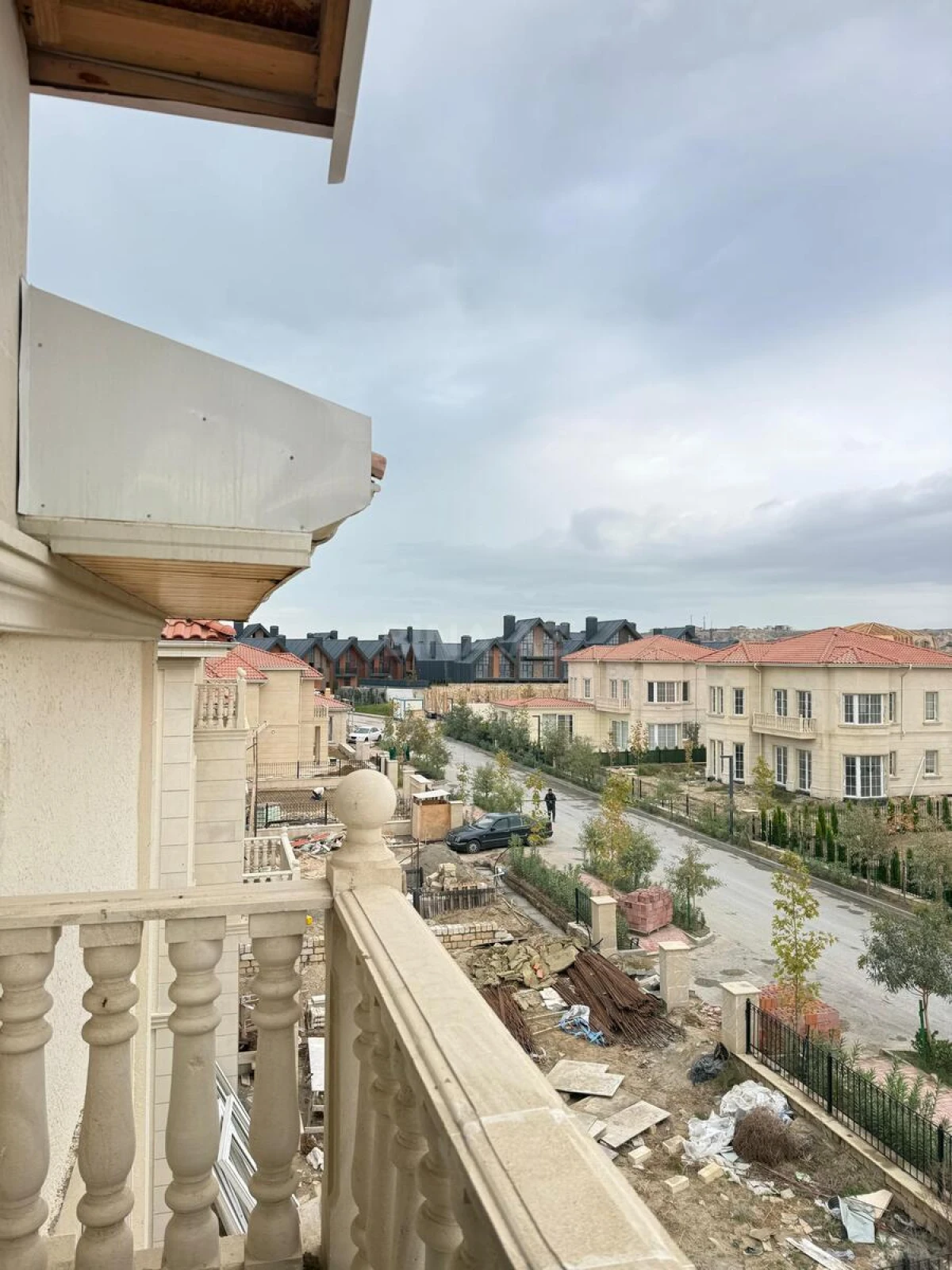 Satılır 8 otaqlı həyət evi 340 m²