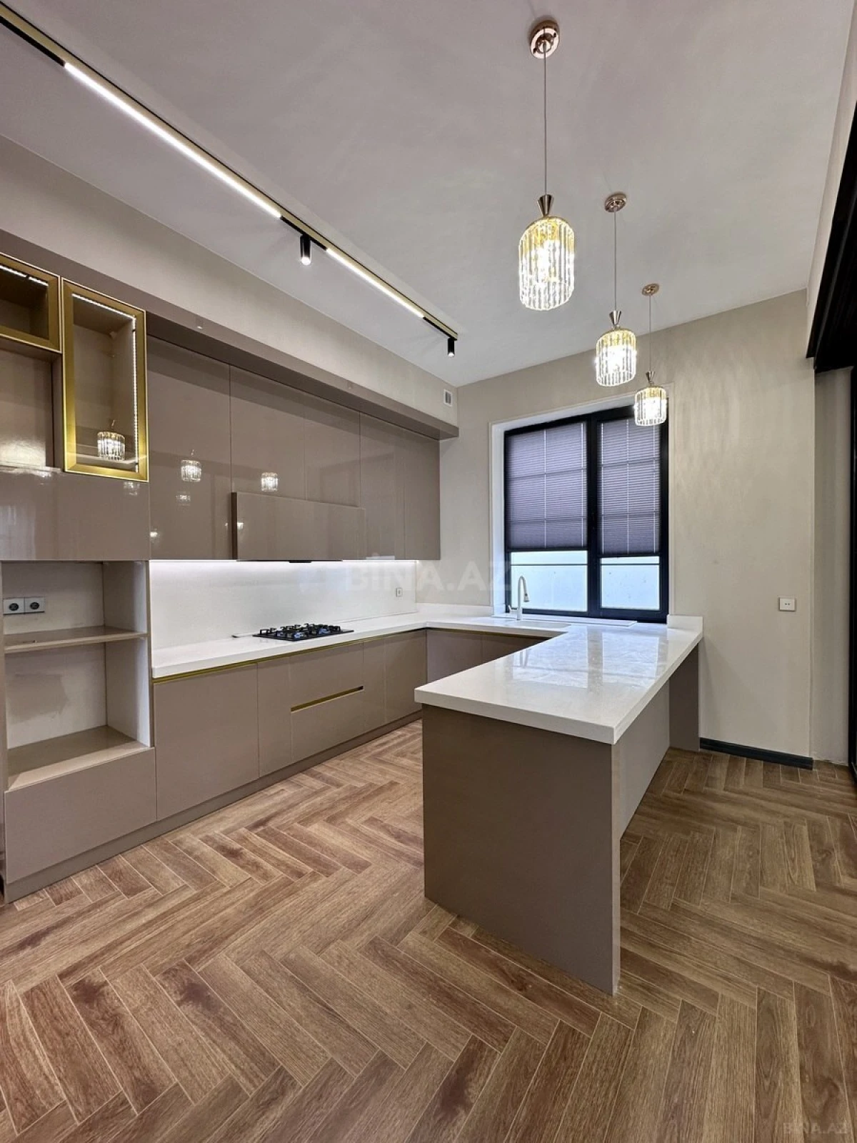 Satılır 6 otaqlı həyət evi 350 m²