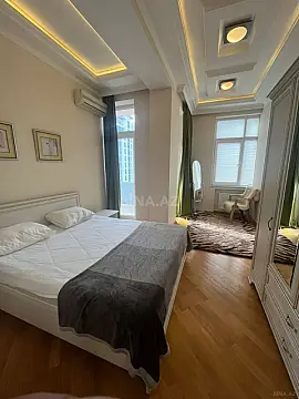 Satılır 3 otaqlı mənzil 135 m²