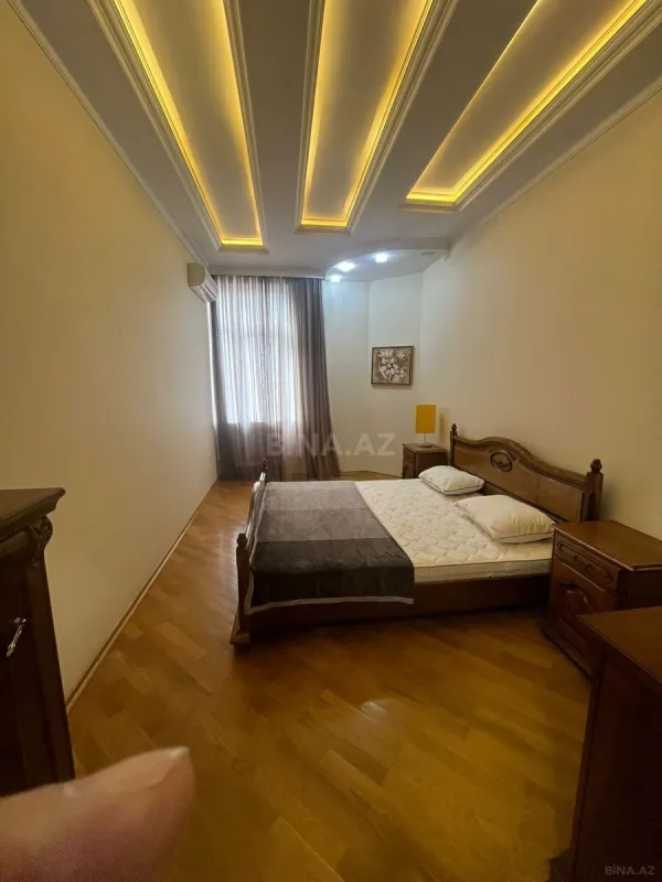 Satılır 3 otaqlı mənzil 135 m²