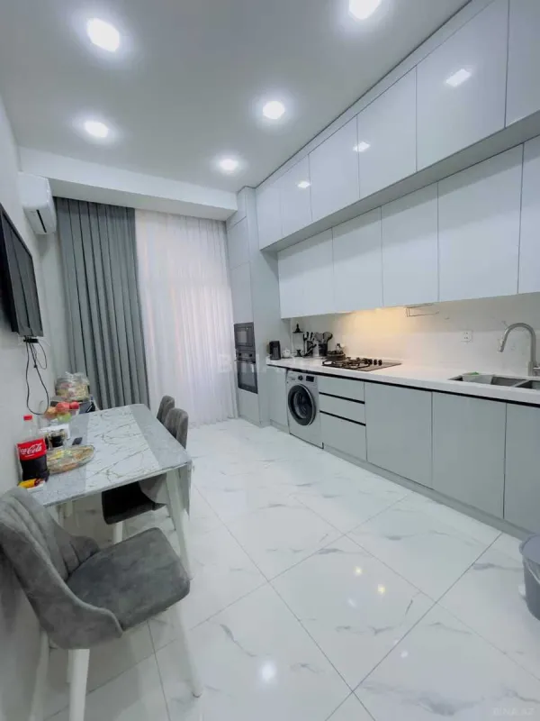 Satılır 4 otaqlı mənzil 130 m²
