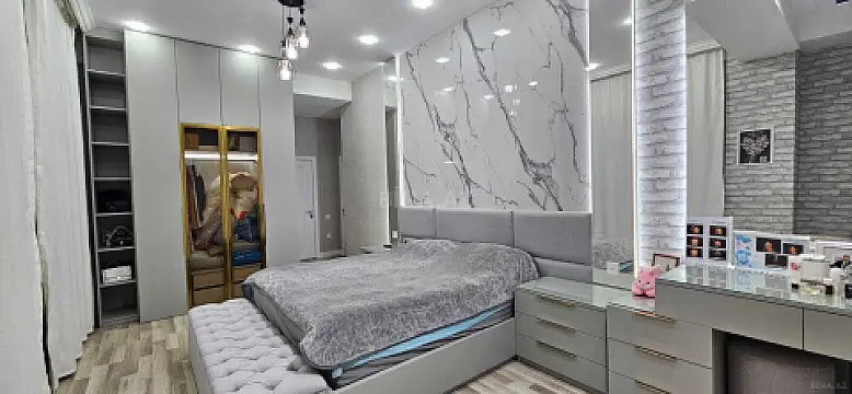 Satılır 4 otaqlı mənzil 130 m²