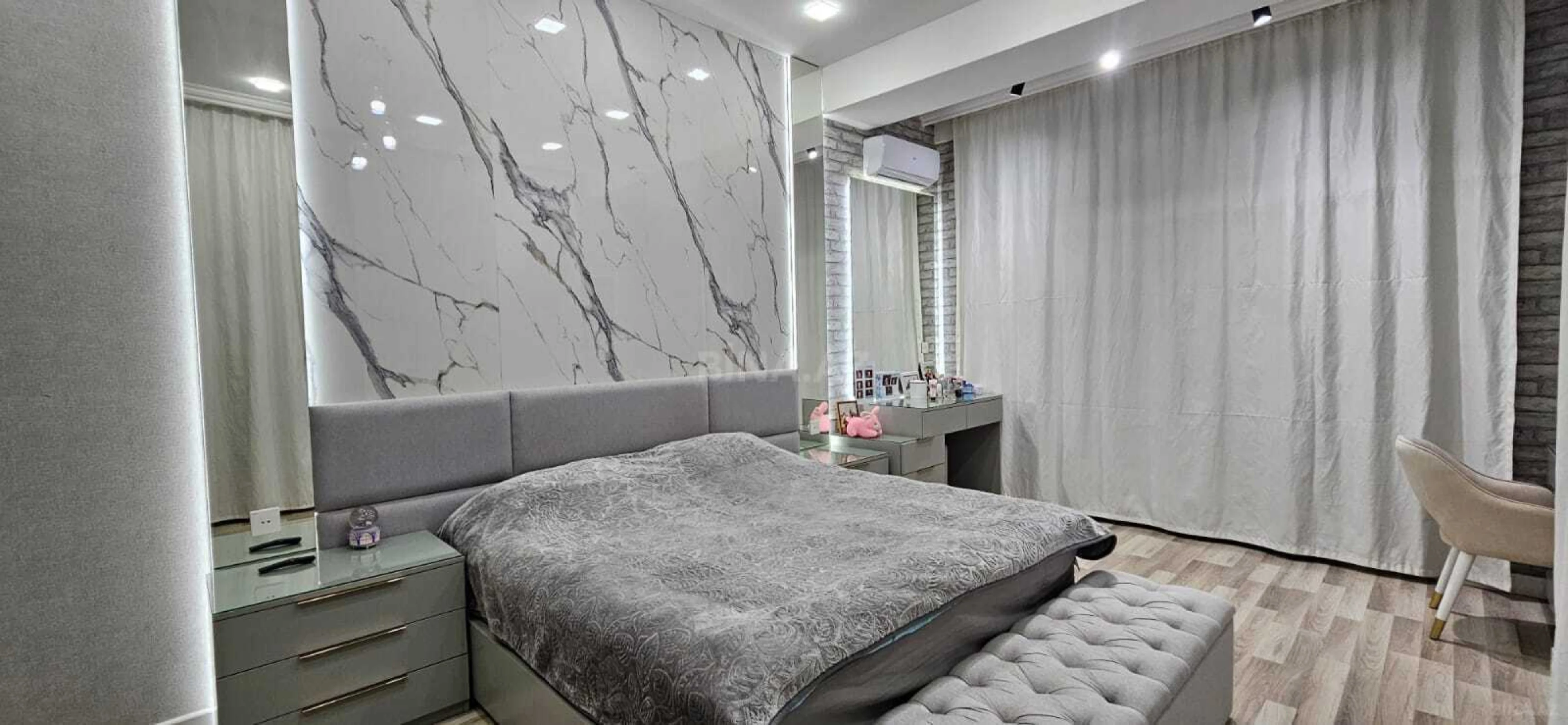 Satılır 4 otaqlı mənzil 130 m²