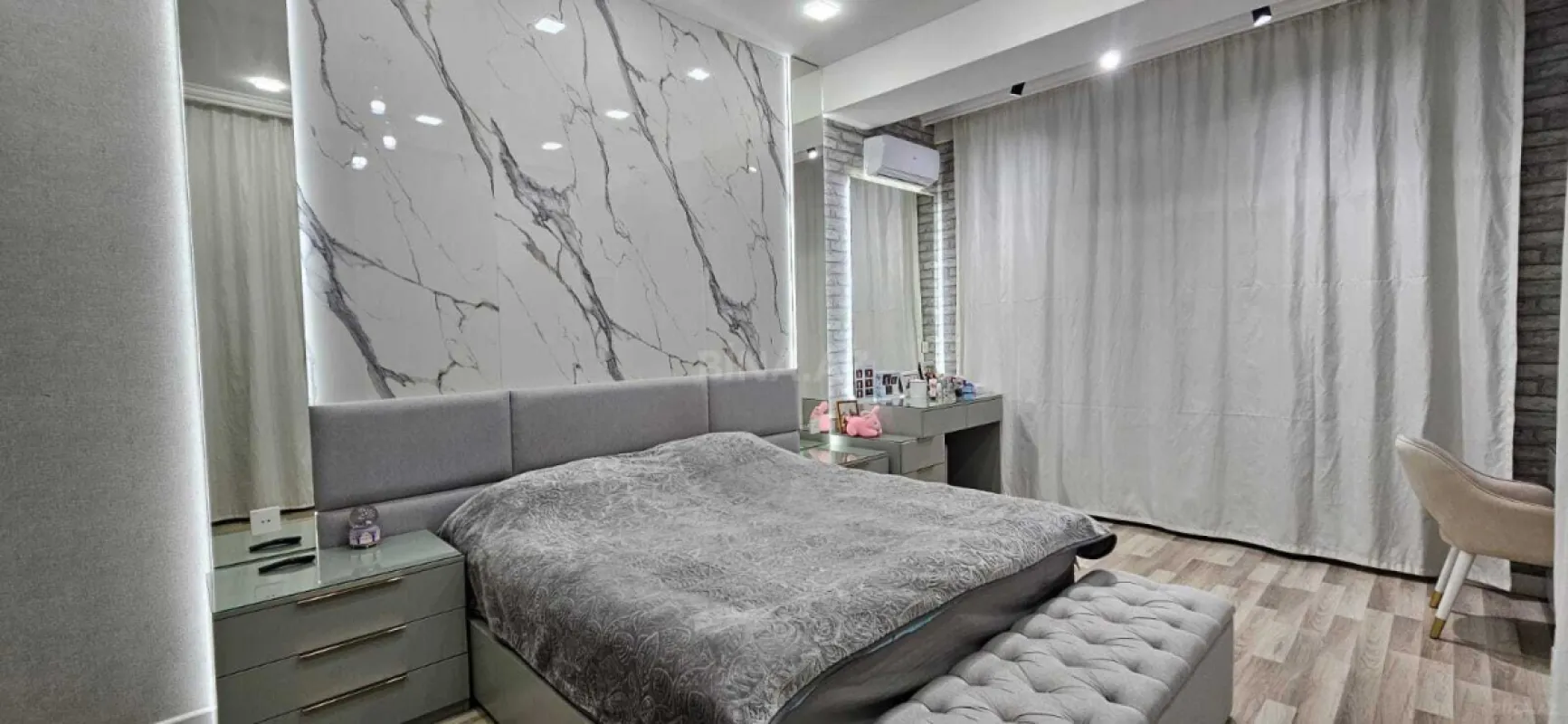Satılır 4 otaqlı mənzil 130 m²