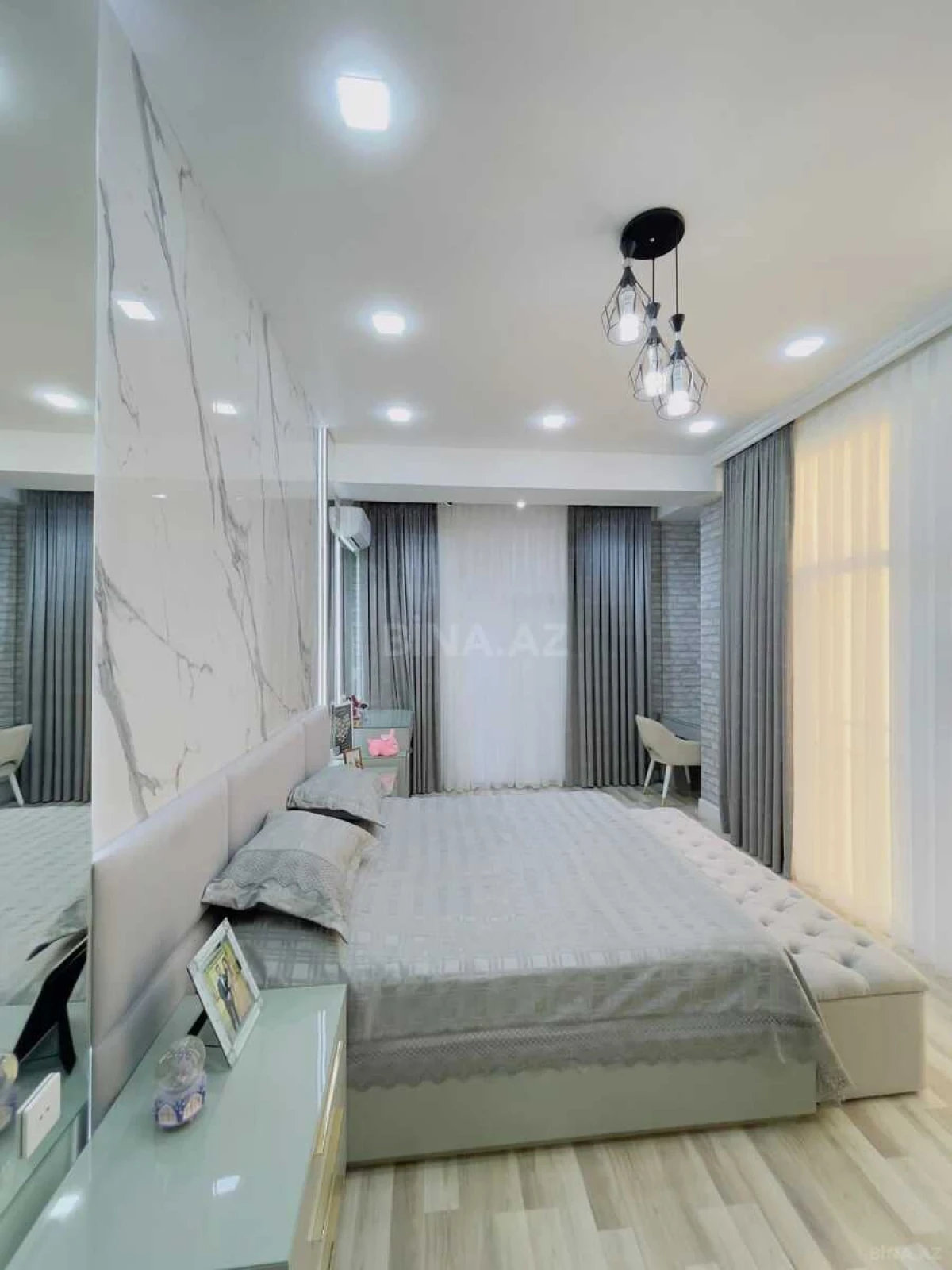 Satılır 4 otaqlı mənzil 130 m²