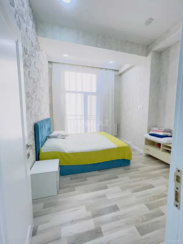 Satılır 4 otaqlı mənzil 130 m²