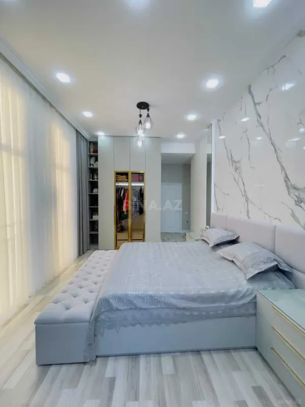 Satılır 4 otaqlı mənzil 130 m²