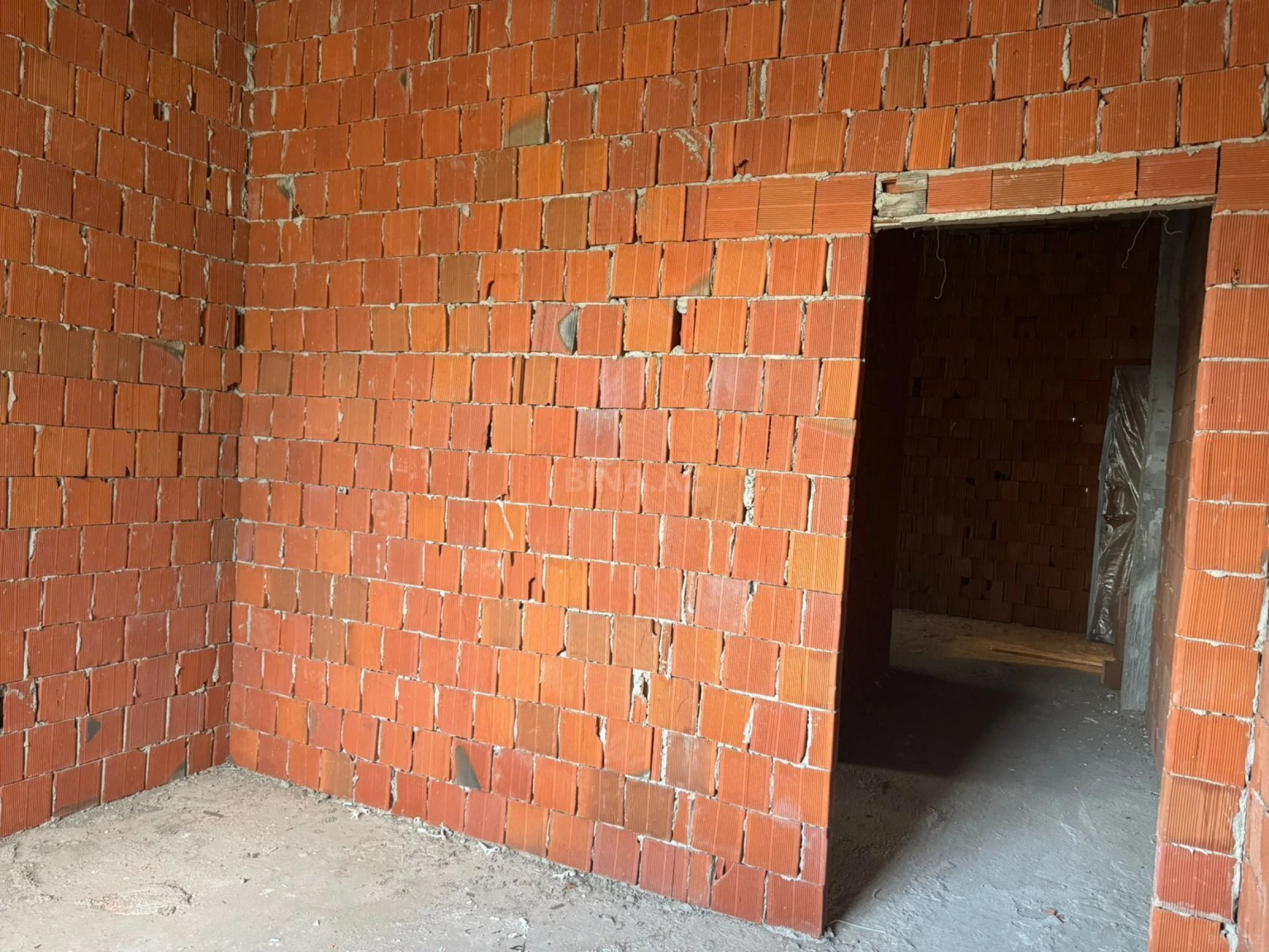 Satılır 4 otaqlı mənzil 174 m²