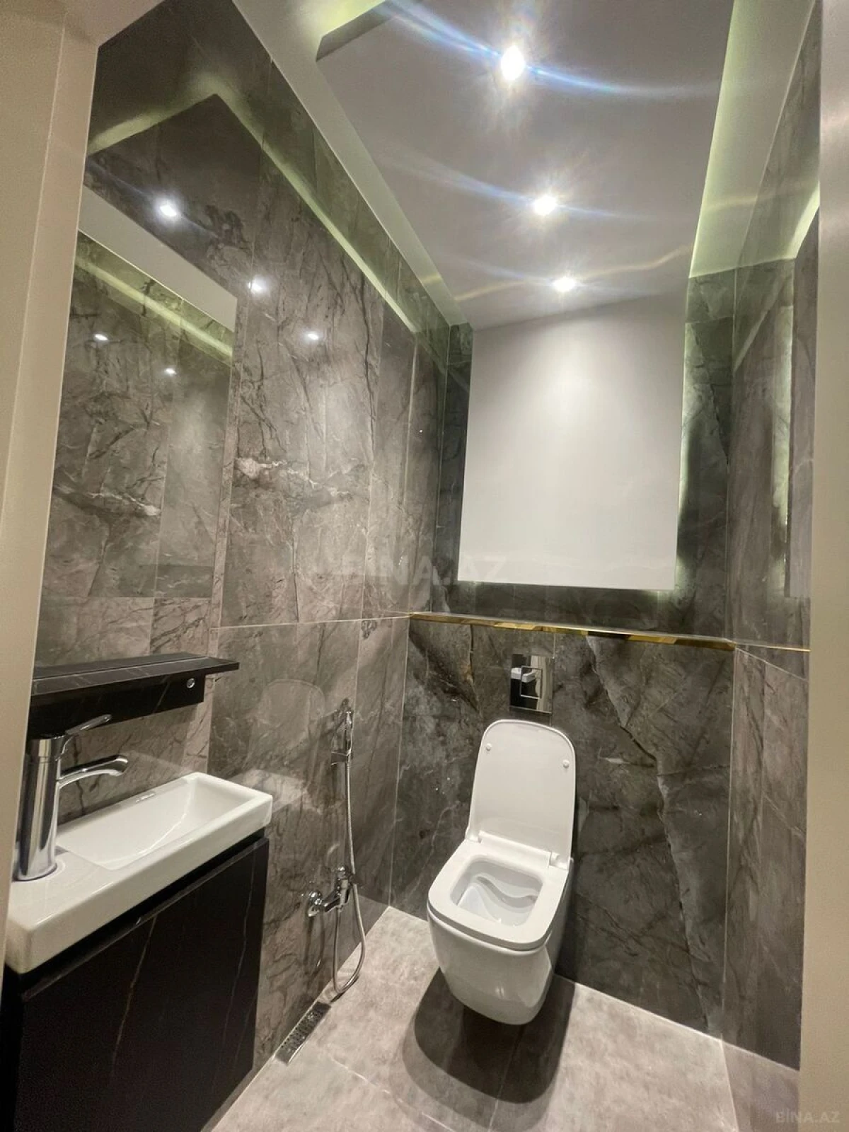 Satılır 3 otaqlı mənzil 107 m²