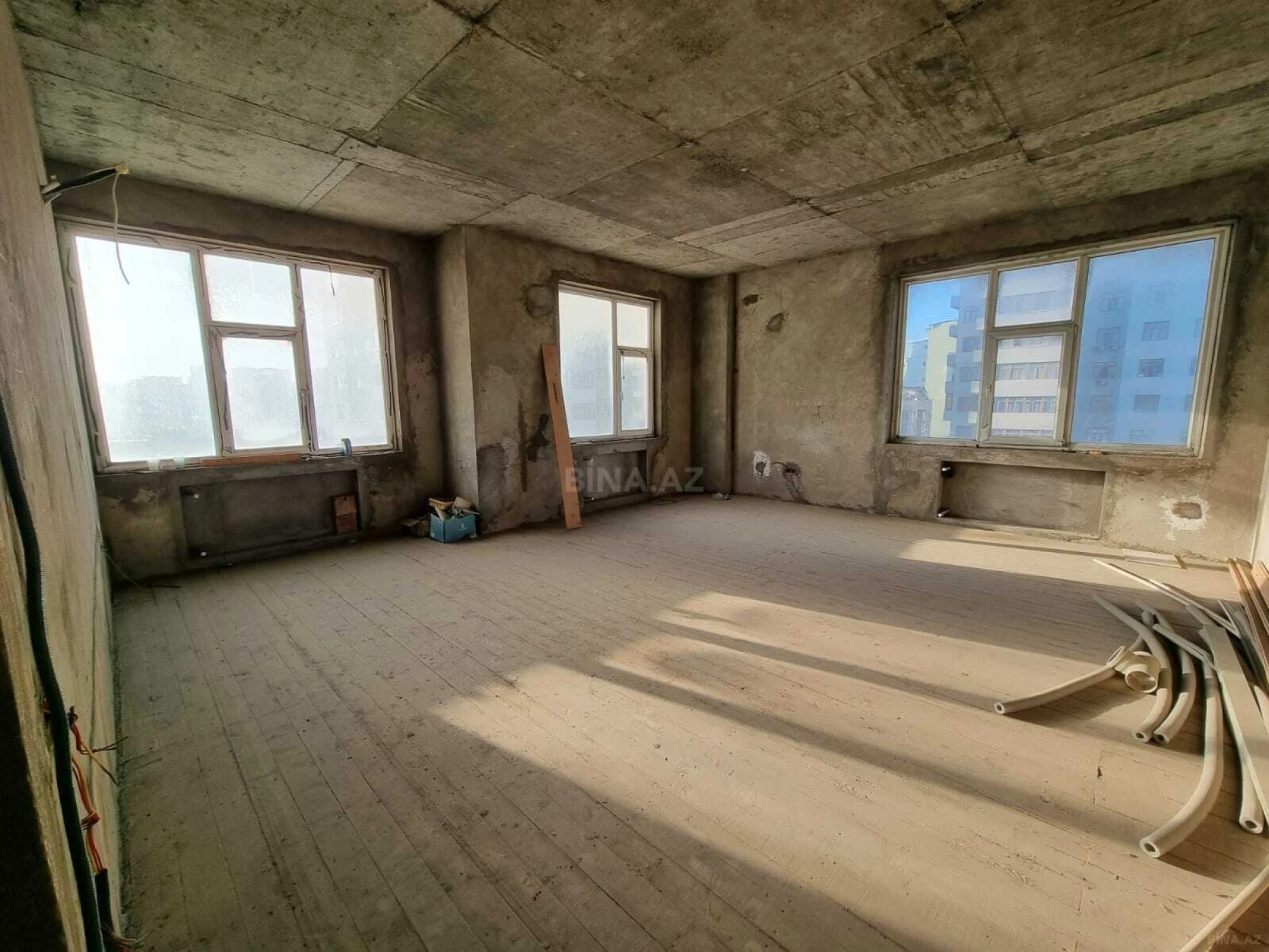 Satılır 4 otaqlı mənzil 181 m²