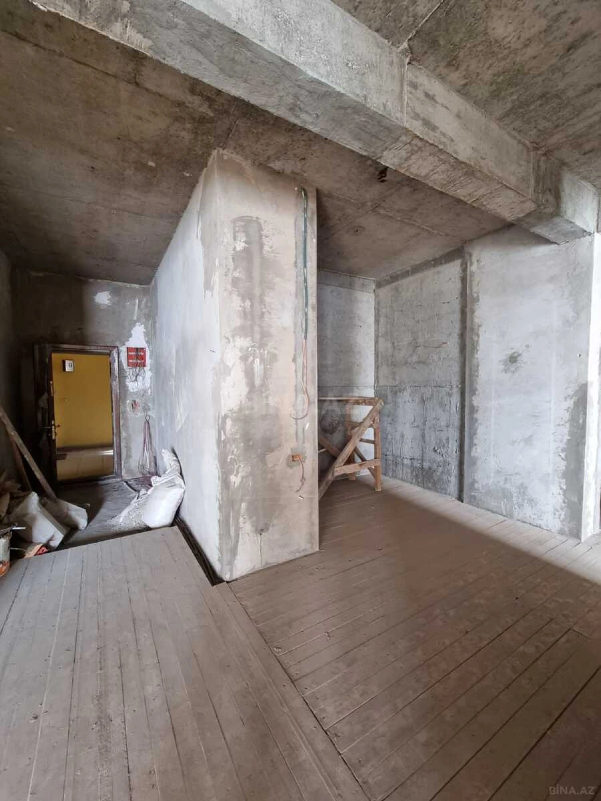 Satılır 4 otaqlı mənzil 181 m²