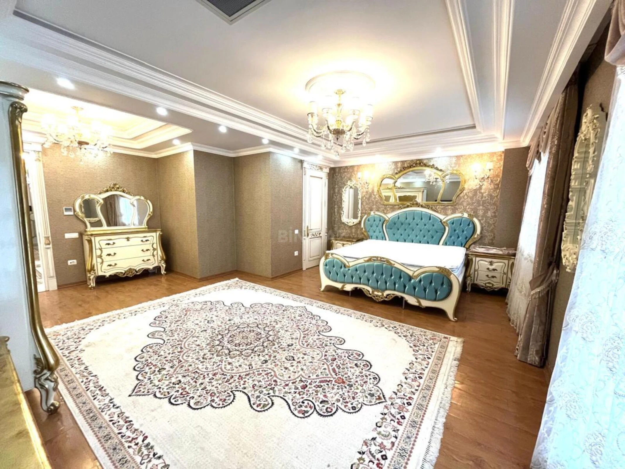 Satılır 5 otaqlı mənzil 535 m²