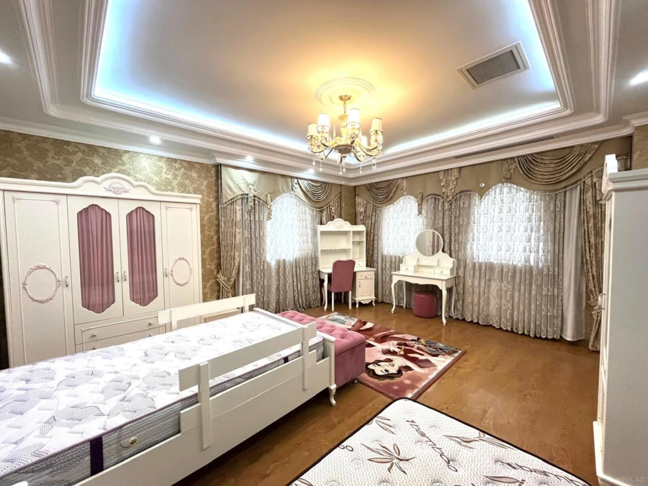 Satılır 5 otaqlı mənzil 535 m²