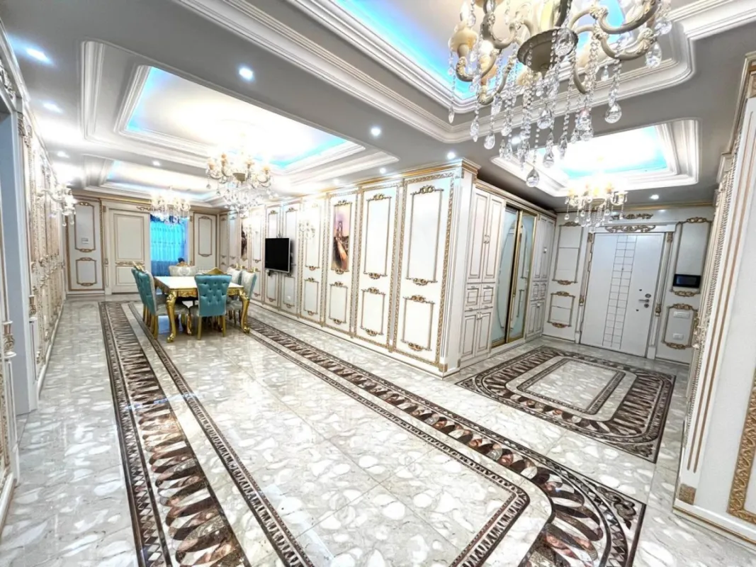 Satılır 5 otaqlı mənzil 535 m²