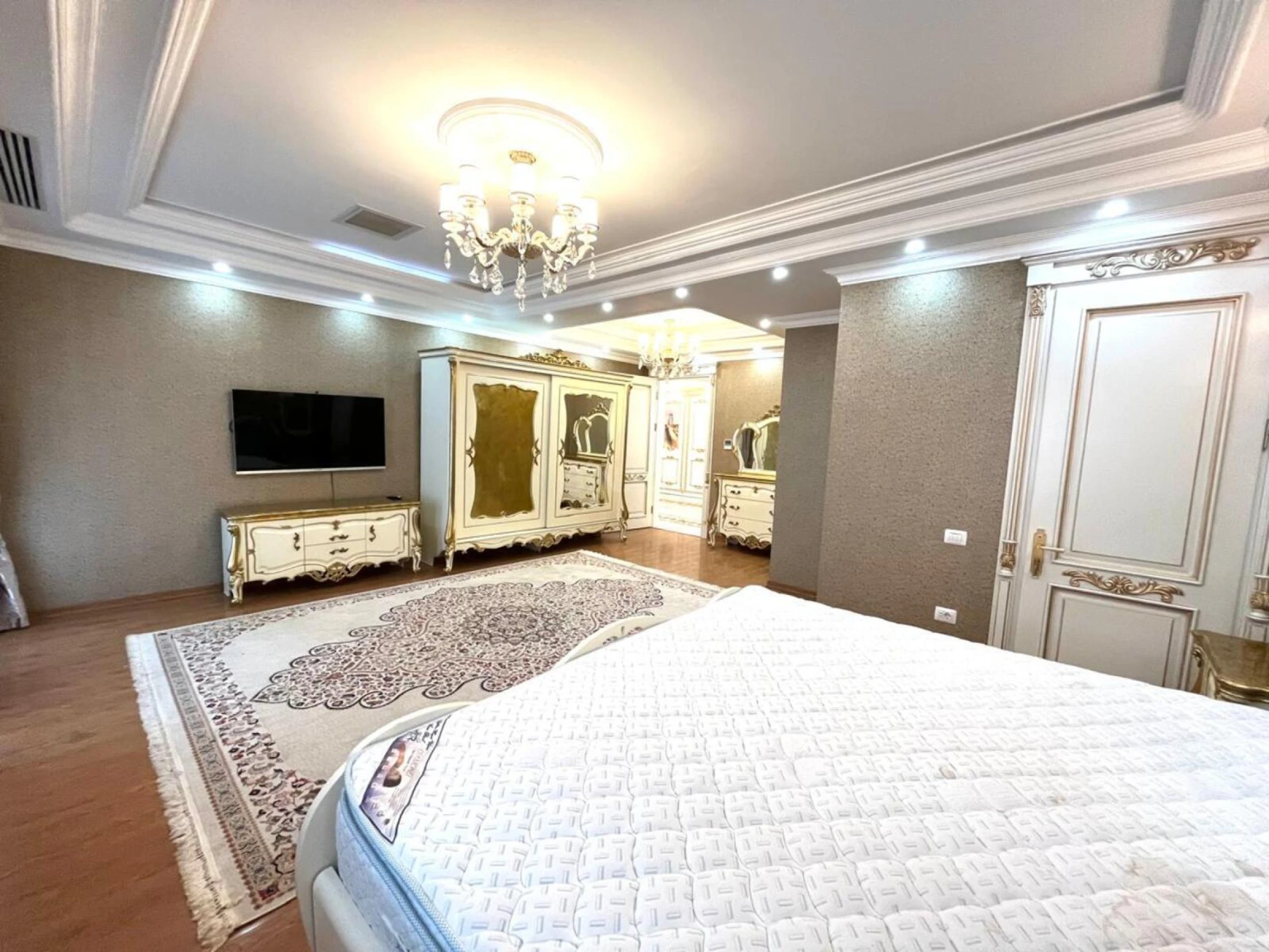 Satılır 5 otaqlı mənzil 535 m²