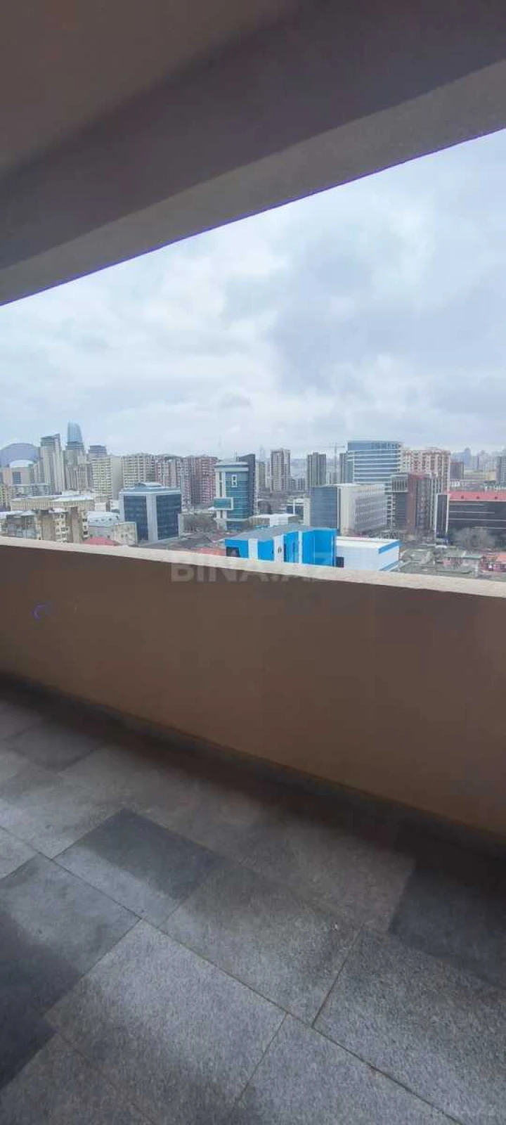 Satılır 4 otaqlı mənzil 295 m²