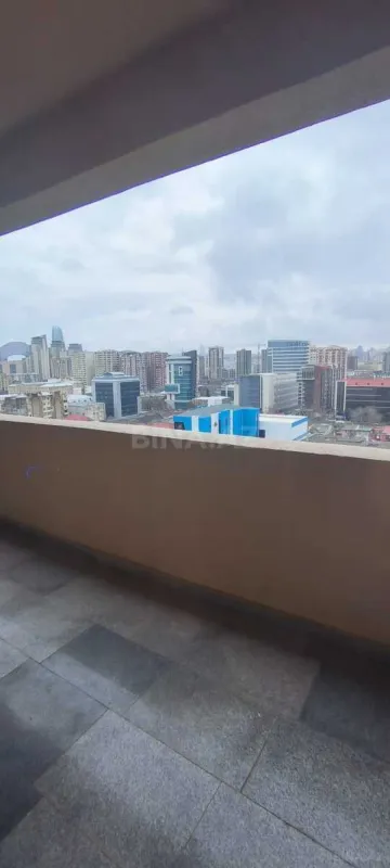 Satılır 4 otaqlı mənzil 295 m²