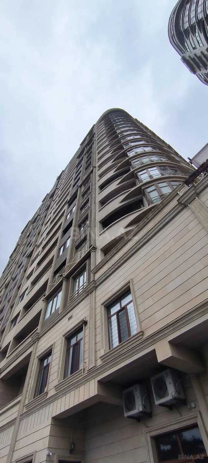 Satılır 4 otaqlı mənzil 295 m²