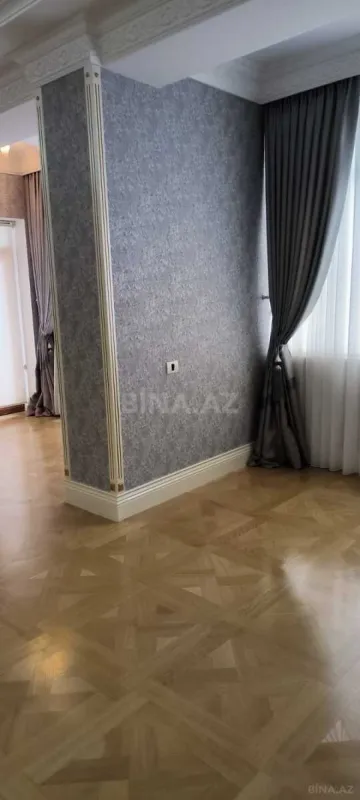 Satılır 4 otaqlı mənzil 295 m²