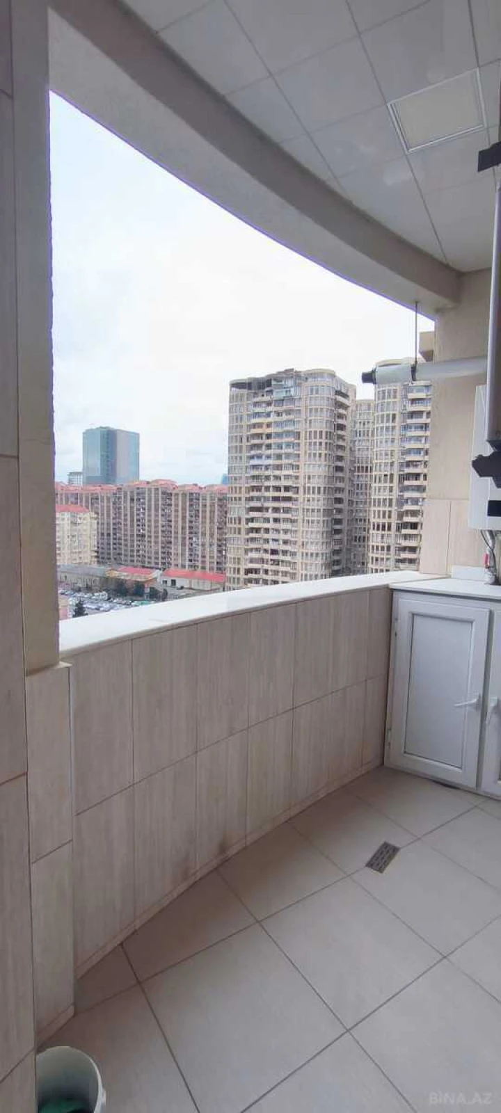 Satılır 4 otaqlı mənzil 295 m²