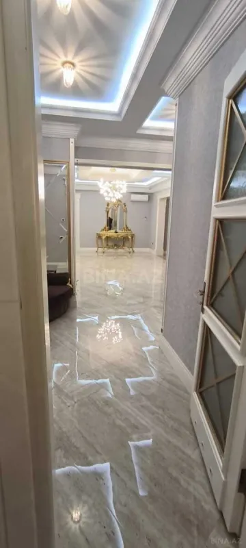 Satılır 4 otaqlı mənzil 295 m²