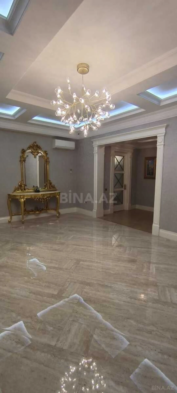 Satılır 4 otaqlı mənzil 295 m²