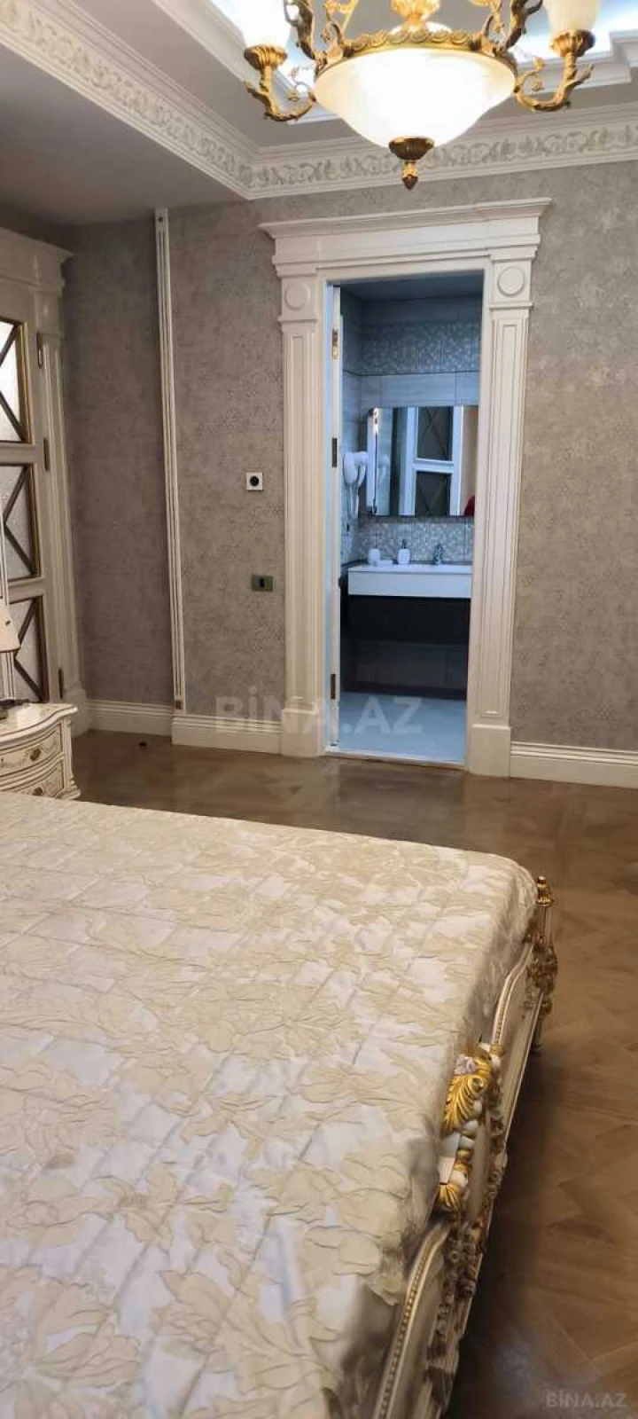 Satılır 4 otaqlı mənzil 295 m²