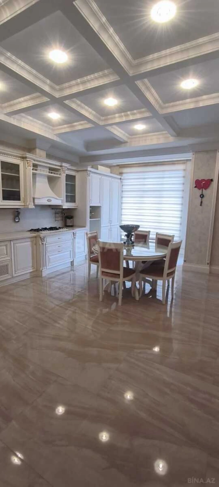 Satılır 4 otaqlı mənzil 295 m²