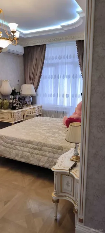 Satılır 4 otaqlı mənzil 295 m²