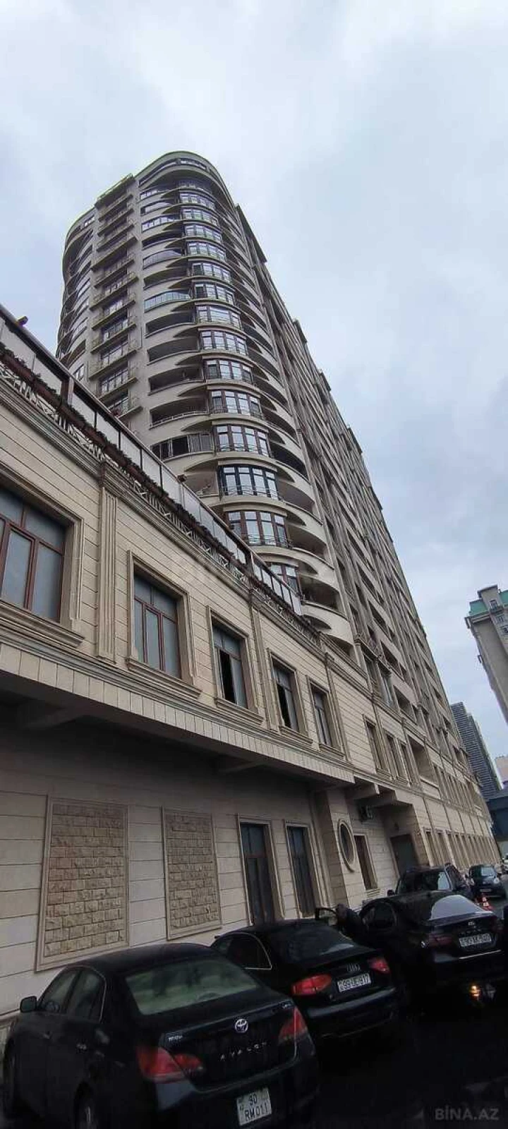 Satılır 4 otaqlı mənzil 295 m²