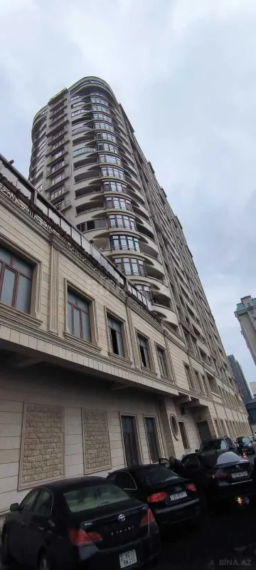 Satılır 4 otaqlı mənzil 295 m²