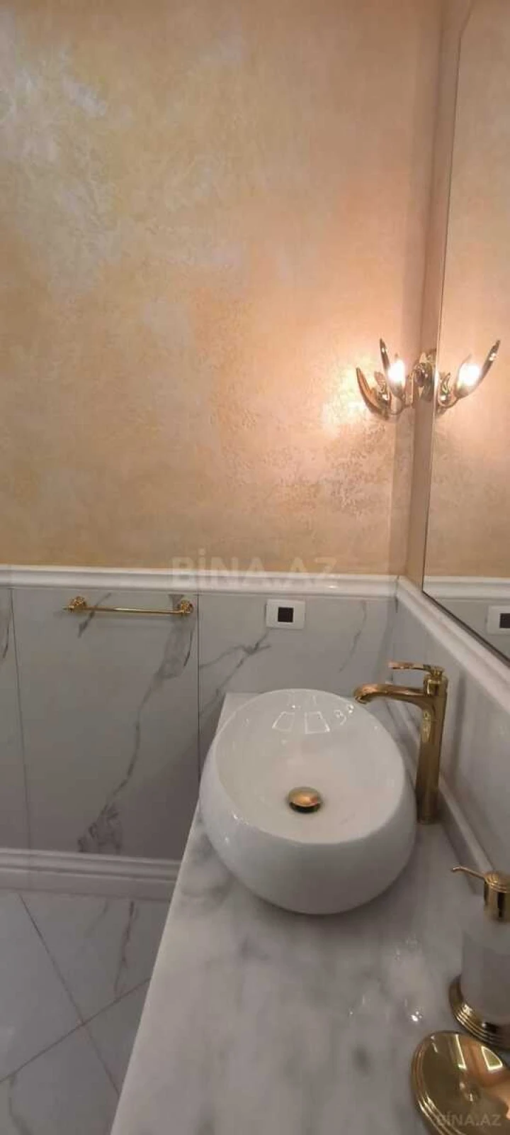 Satılır 4 otaqlı mənzil 295 m²