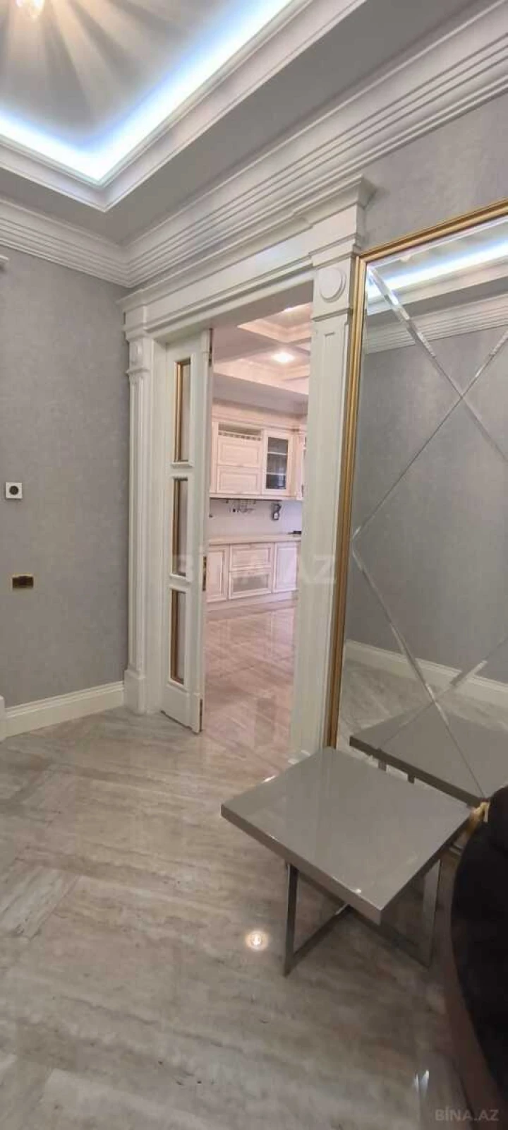 Satılır 4 otaqlı mənzil 295 m²