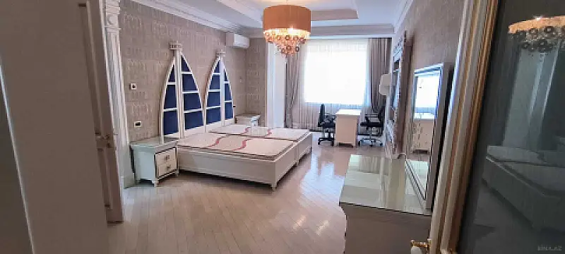 Satılır 5 otaqlı mənzil 400 m²
