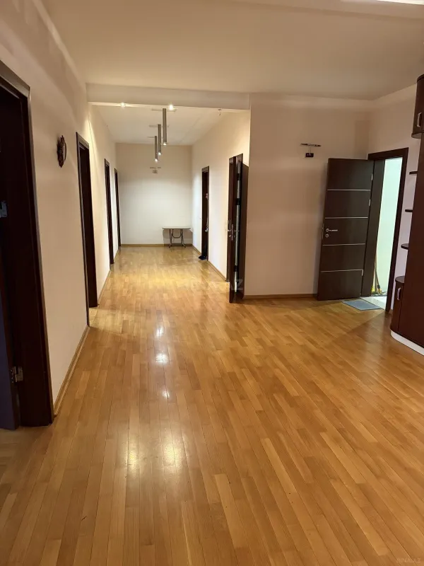 Kirayə verilir 4 otaqlı mənzil 230 m²