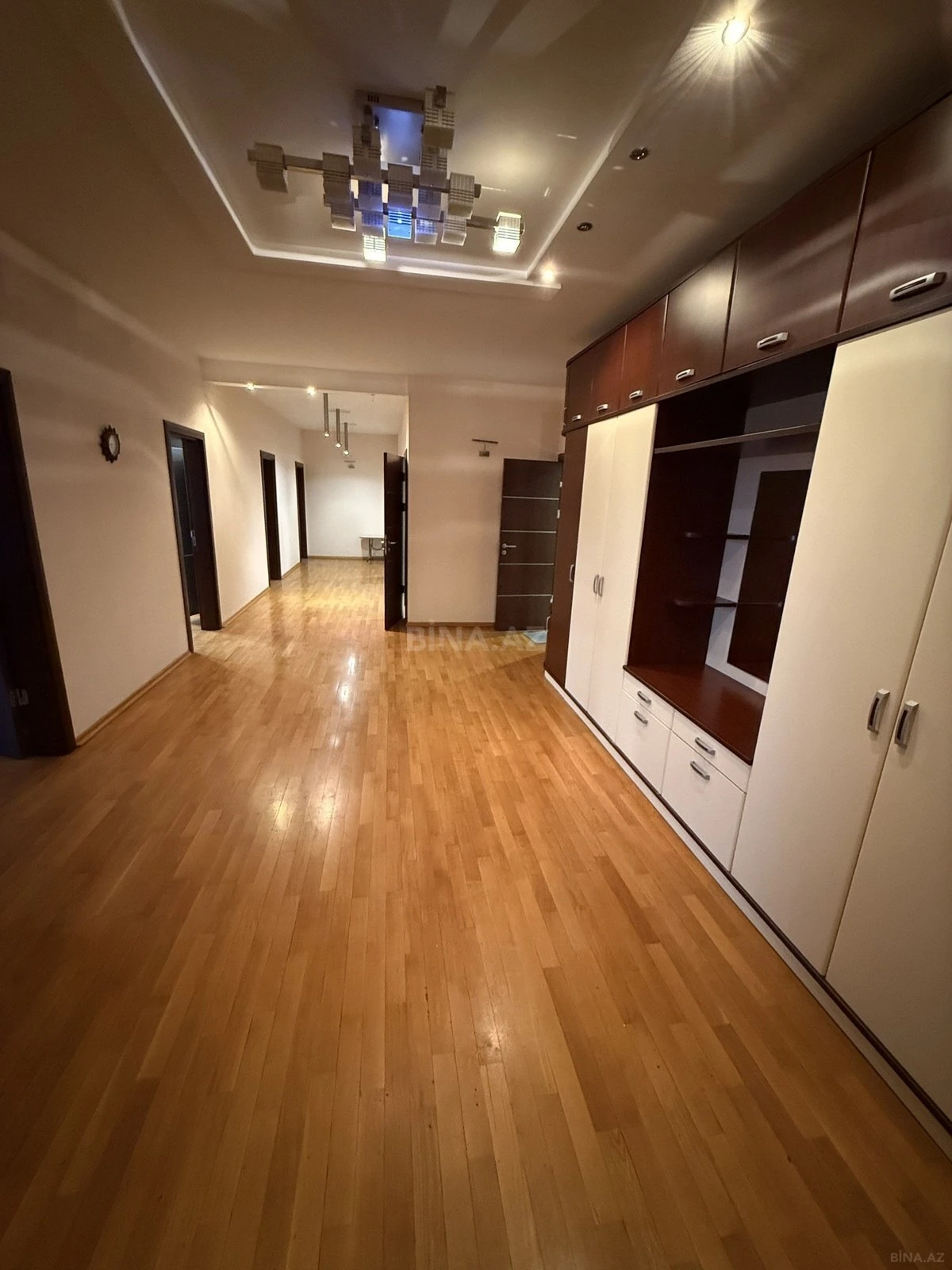 Kirayə verilir 4 otaqlı mənzil 230 m²