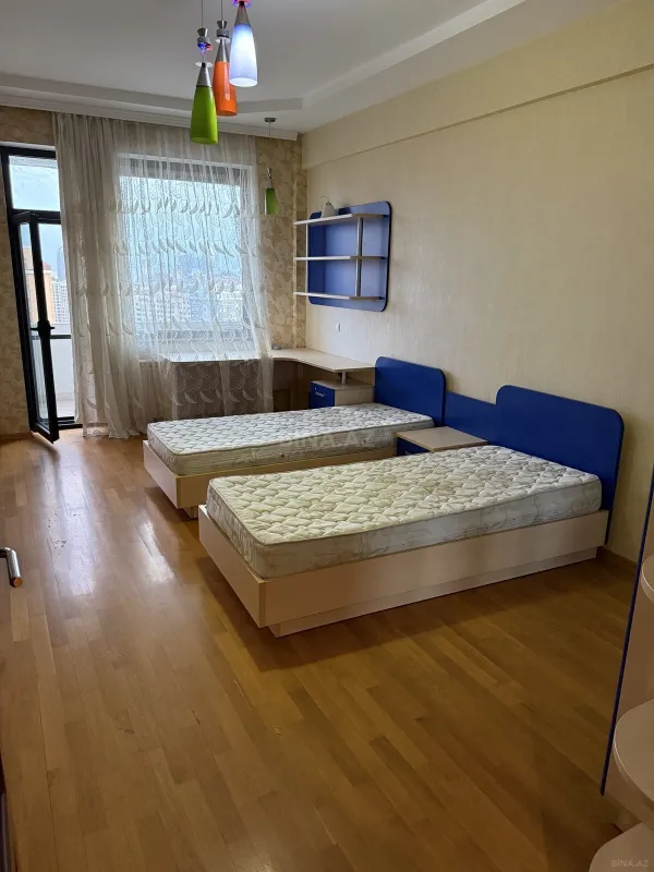 Kirayə verilir 4 otaqlı mənzil 230 m²