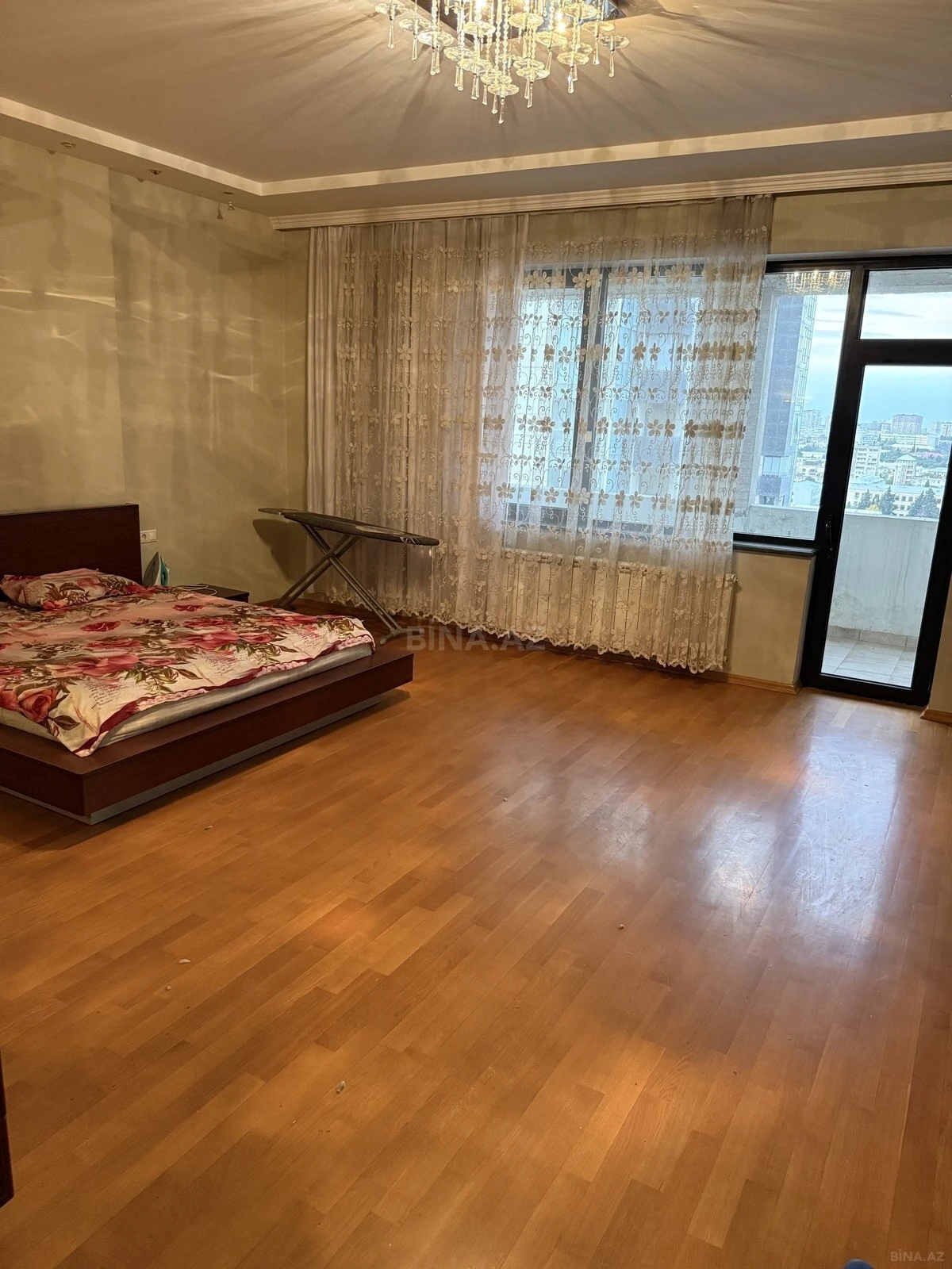 Kirayə verilir 4 otaqlı mənzil 230 m²