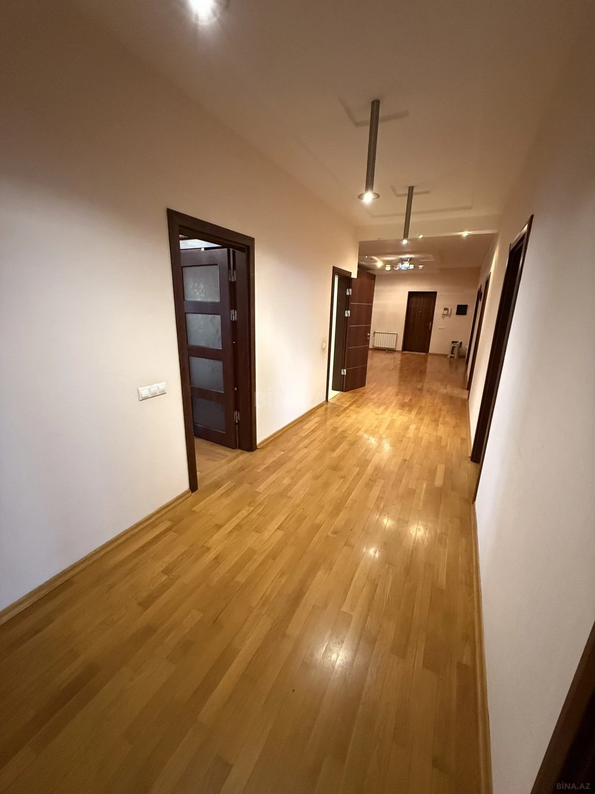 Kirayə verilir 4 otaqlı mənzil 230 m²